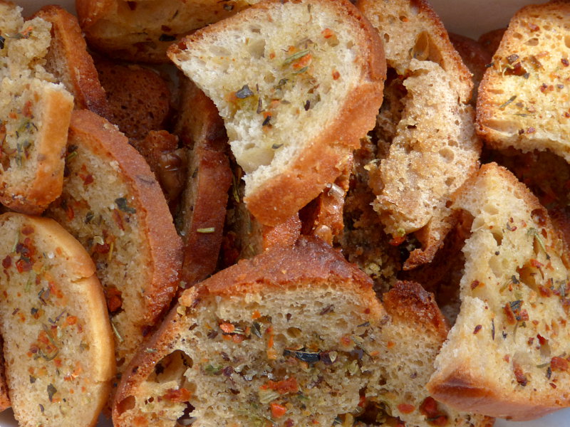 Brotchips mit hausgemachter Kräuterbutter