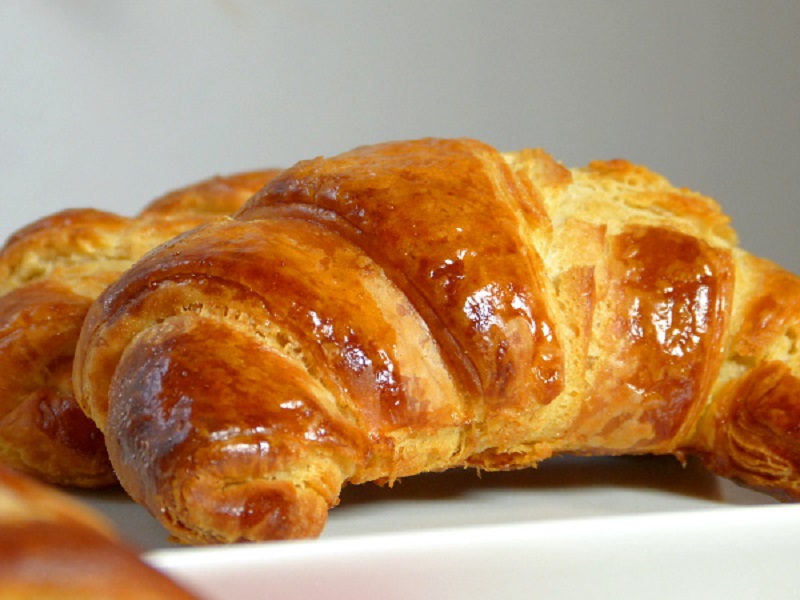 Von Hand touriertes Buttercroissant